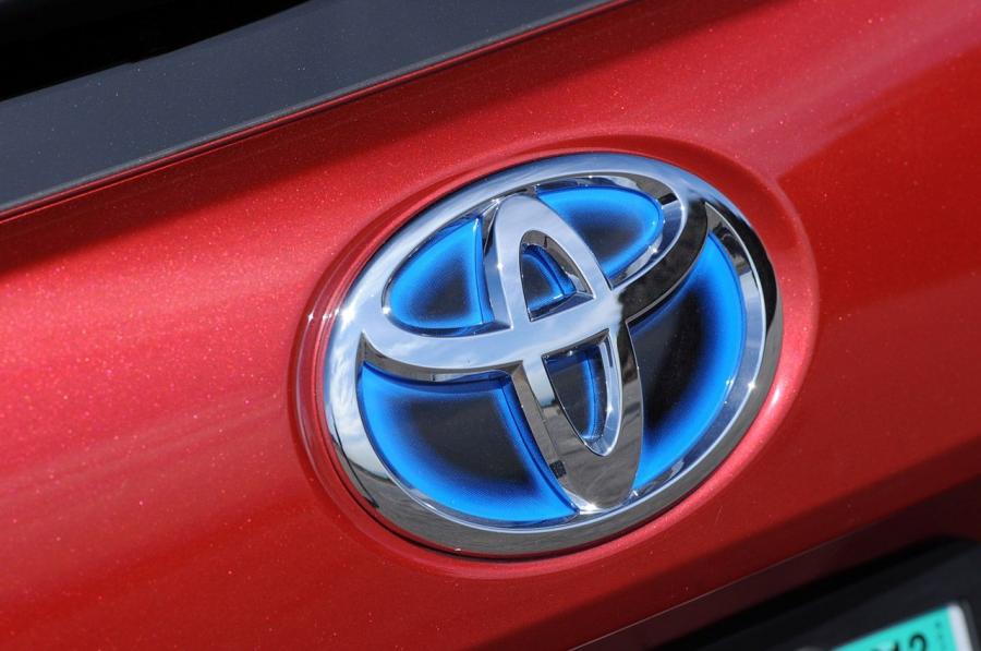  Toyota Prius V 2011 года  (фото 146 из 208)